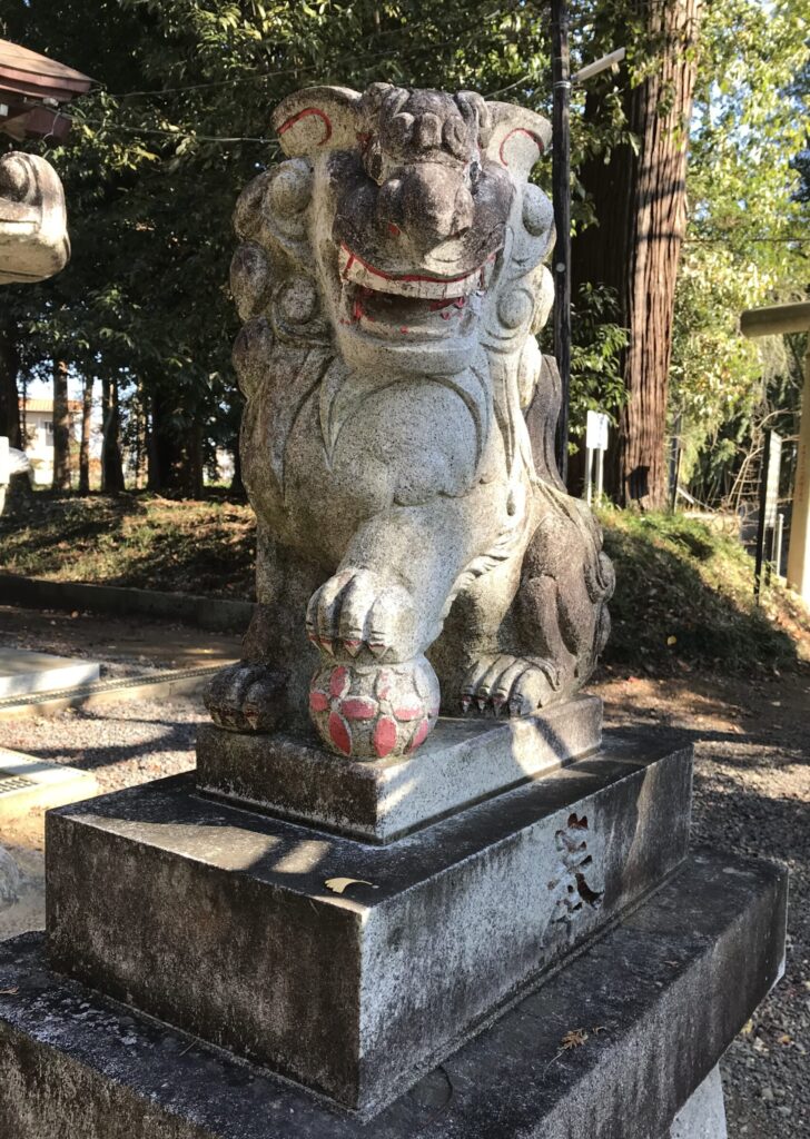 赤い鞠をもつ狛犬